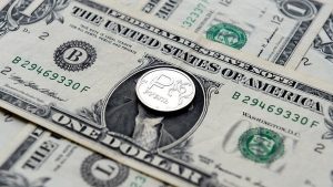 Доллар опустился ниже 67 рублей